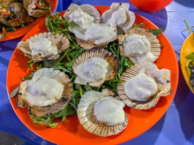 Vietnam usulü ızgara deniz tarağı ve kremalı peynir.