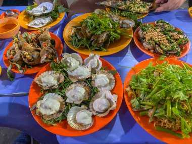 Vietnam salyangoz ziyafeti çeşitli lezzetli salyangoz yemekleri ile