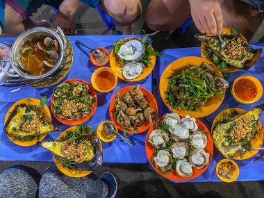 Salyangoz ziyafeti, Vietnam sokak yemeği tarzı.