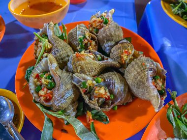 Lezzetli Vietnam salyangozları acı biber ve biberle pişirilmiş. 