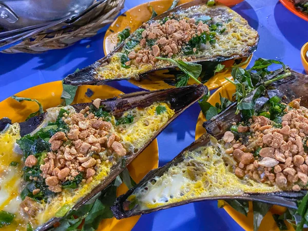 Vietnamita cuisine- guscio penna alla griglia mescolato con scalogno e arachidi — Foto Stock
