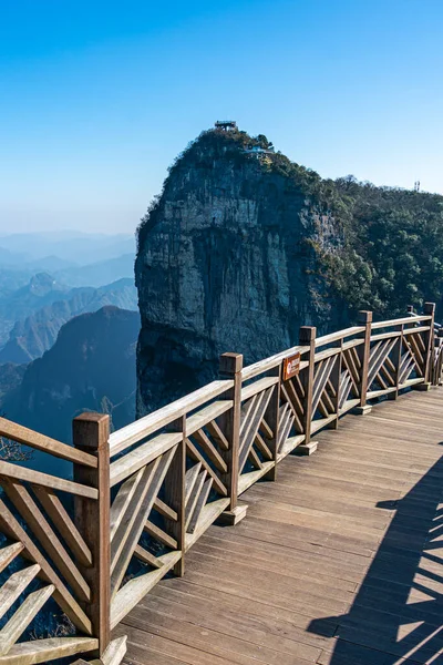 Adembenemende klif hangende loopbrug bij Tianmen Mountain in Zhangjiajie, China — Stockfoto