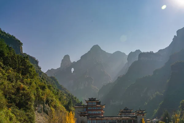 Paisagem de montanha de manhã no Parque Nacional Zhangjia Jie, China — Fotografia de Stock
