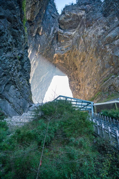 Κάθετη φωτογραφία του βράχου Heavens Gate στο βουνό Tianmen — Φωτογραφία Αρχείου