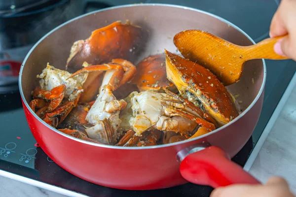 People cooking stir-fried crab with garlic and black pepper — Stock Photo, Image