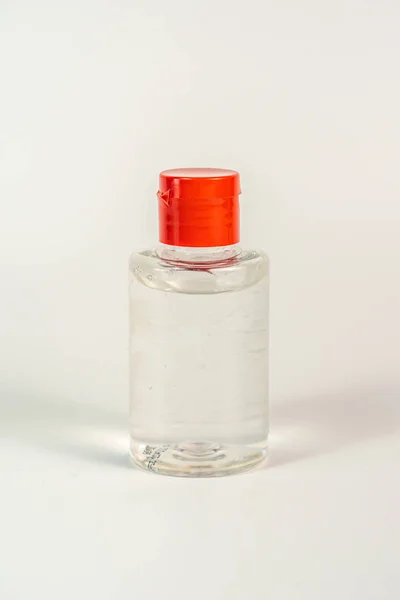 Бутылка антимикробного жидкого геля для рук размером с проезд — стоковое фото