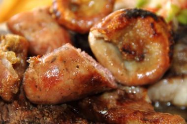 Çeşniler ile geleneksel Arjantin rostosu