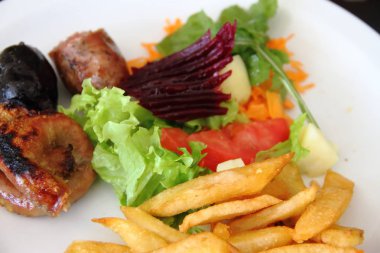 salata ile geleneksel Arjantinli ızgara