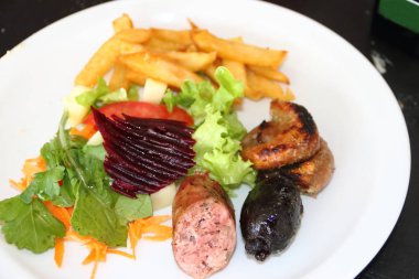 Arjantinli ızgara plaka salata ile