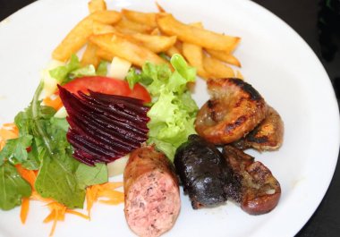 Arjantinli ızgara plaka salata ile