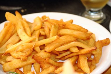 Tuz ile patates cipsi