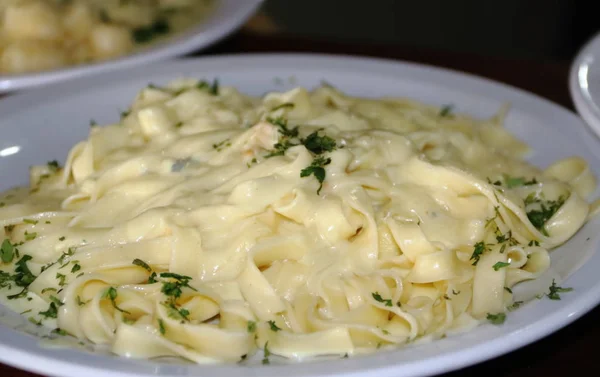 Assiette de pâtes italiennes avec sauce — Photo