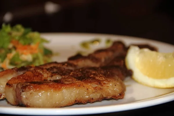 Griglia tradizionale argentina con insalata — Foto Stock