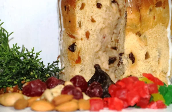 Pan dulce de Navidad y fruta seca e ingredientes acristalados — Foto de Stock