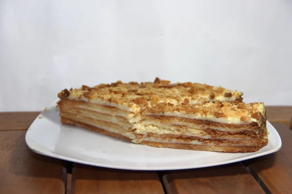 Tårta i lager av smördeg och vaniljsås — Stockfoto