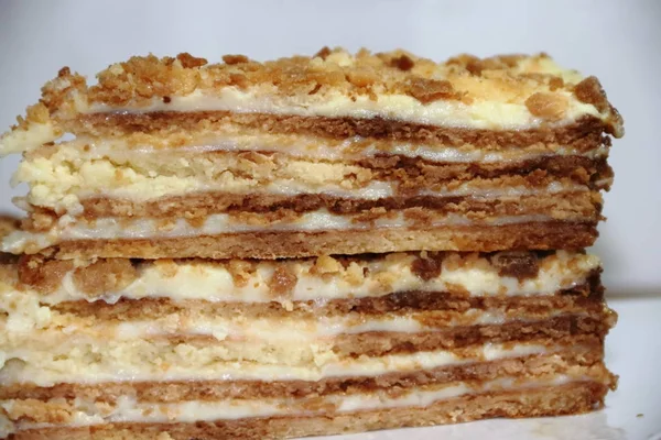 Kuchen in Schichten aus Butterteig und Pudding — Stockfoto