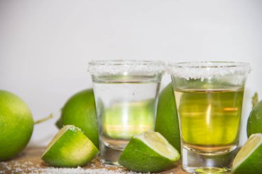 tekila Meksika tipik bardak limon ve tuz ile gözlük