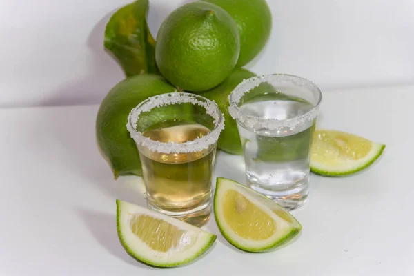 Copos de tequila bebida típica do méxico com limão e sal — Fotografia de Stock