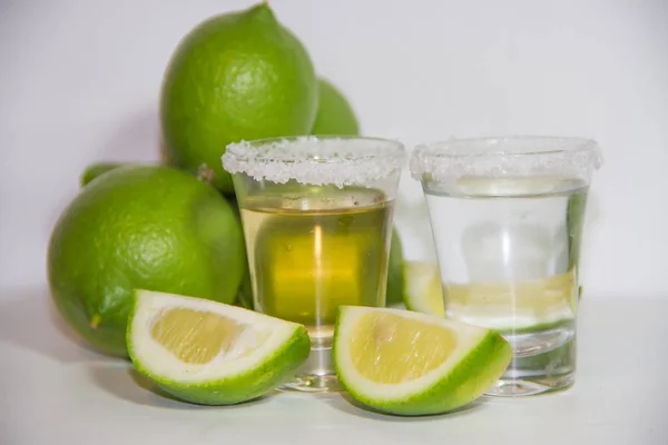 Vasos de tequila bebida típica de México con limón y sal — Foto de Stock