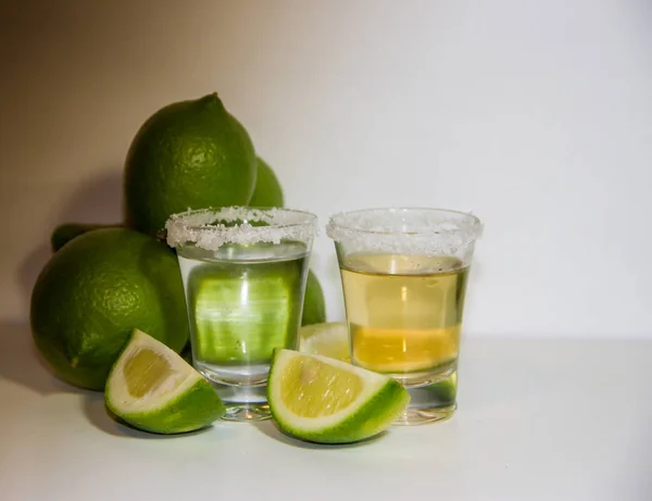 Tequila szemüveg tipikus ital Mexikó, citrom és só — Stock Fotó