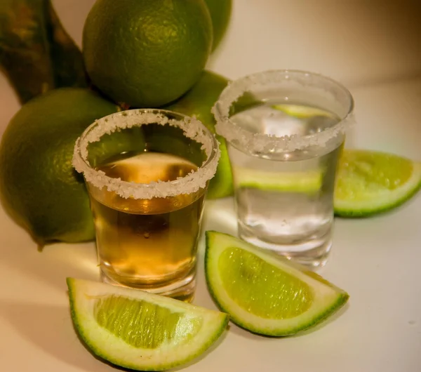 Copos de tequila bebida típica do méxico com limão e sal — Fotografia de Stock