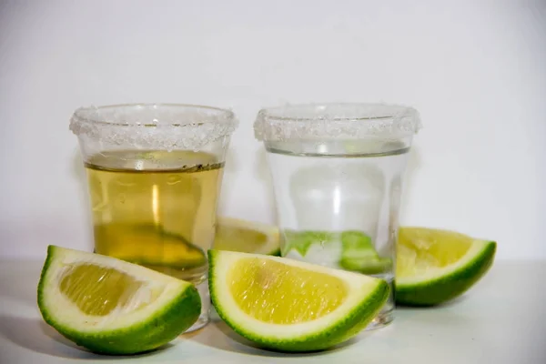Tequila-Gläser typisches mexikanisches Getränk mit Zitrone und Salz — Stockfoto