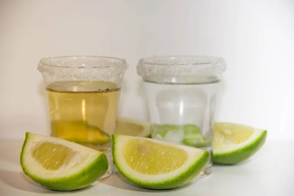 Tequila glasögon typisk drink i Mexiko med citron och salt — Stockfoto