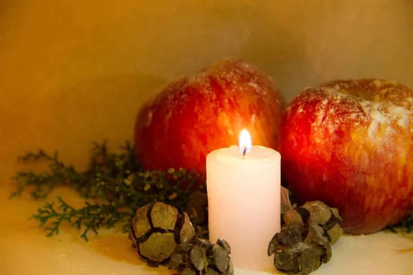 Adornos Navideños Con Velas Manzanas Pinos Piñas —  Fotos de Stock