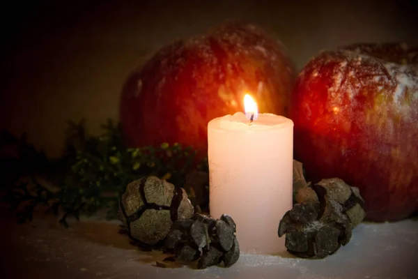 Adornos Navideños Con Velas Manzanas Pinos Piñas —  Fotos de Stock