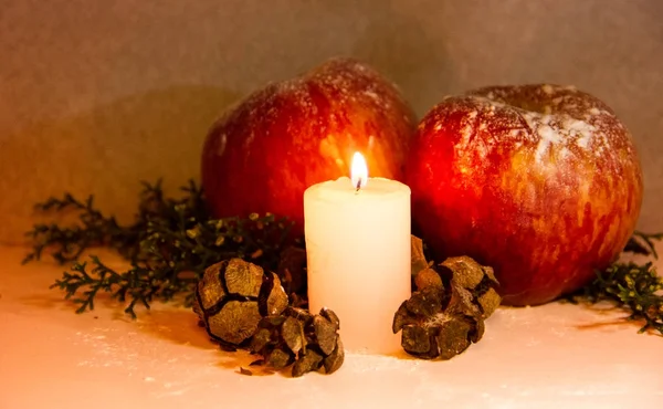 Adornos Navideños Con Velas Manzanas Pinos Piñas —  Fotos de Stock