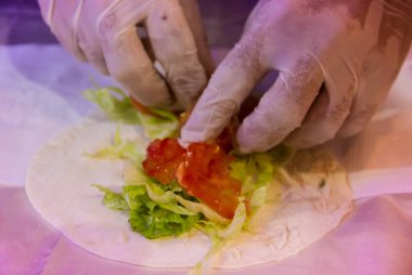 Taco ve felafel Street adil hazırlanıyor eller