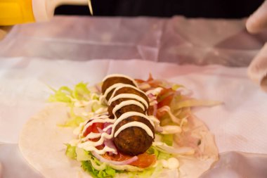 Taco ve felafel Street adil hazırlanıyor eller
