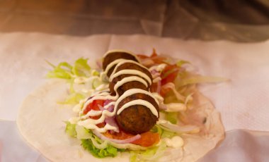 Taco ve felafel Street adil hazırlanıyor eller