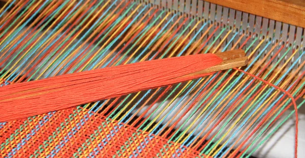 織機の付属品 手織りスカーフ 色糸白背景 — ストック写真
