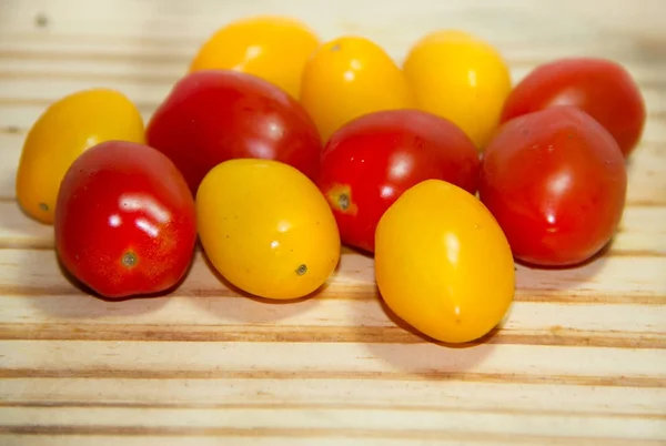 Tomates Cherry Rojos Amarillos Sobre Fondo Madera —  Fotos de Stock