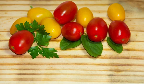Tomates Cherry Rojos Amarillos Sobre Fondo Madera —  Fotos de Stock