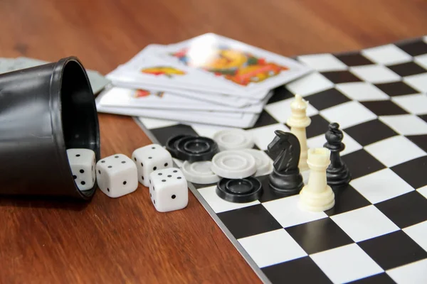 ゴブレット テーブル ゲーム サイコロ スペイン語ポーカー カード チェスやチェッカーのミックス — ストック写真