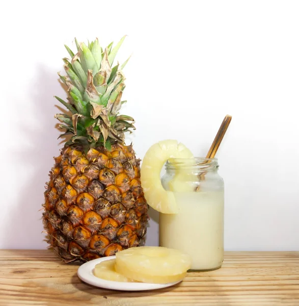 Bril Met Sap Ananas Drankjes Smoothies Verse Ananas — Stockfoto