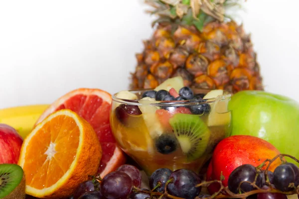 Gezond Ontbijt Met Vers Fruit Gedroogde Vruchtensappen Smoothies Fruitsalades — Stockfoto