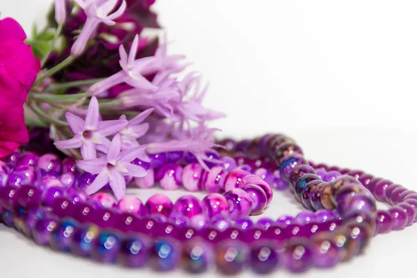 Feminina Och Romantiska Pärlor Och Blommor Violett Ton — Stockfoto