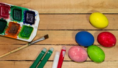 Resim yumurta Paskalya rustik ahşap zemin için