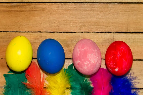 Ovos Páscoa Coloridos Ninhos Com Penas Coloridas — Fotografia de Stock