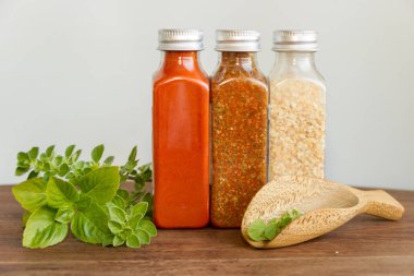 küme taze otlar ve baharatlar