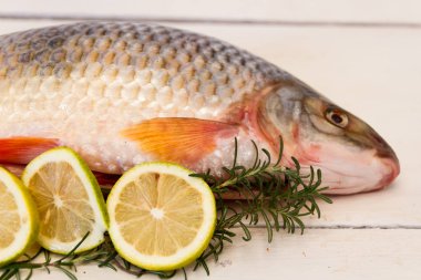 akarsu balığıdır limon ve biberiye