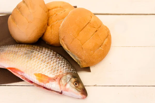 白色背景的鱼和面包 — 图库照片