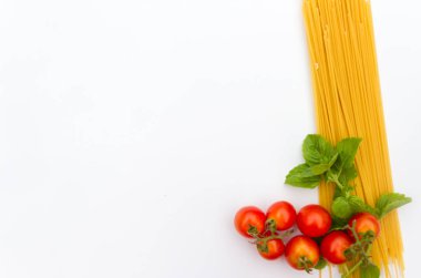 beyaz zemin üzerine spagetti domates