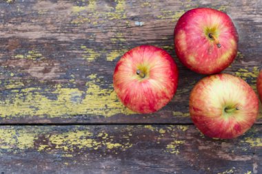 rustik ahşap üzerine kırmızı elma arka plan