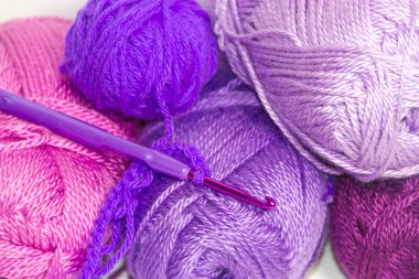 yün ve menekşe iğne
