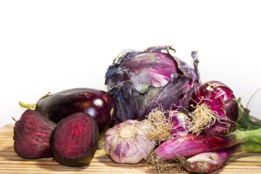 Beyaz arka plan ile Menekşe sebze çeşitli