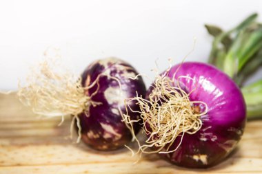 Beyaz arka plan ile Menekşe sebze çeşitli